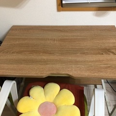 机と椅子のセットの画像