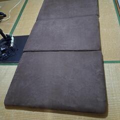【在庫処分‼️売り尽くし❗2500円‼️】座布団5枚とマットレス の画像
