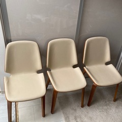 【美品】【残り１脚】 アルメンリビング(Armen Living) ダイニングチェア  クリーム/ウォルナット フェイクレザーの画像