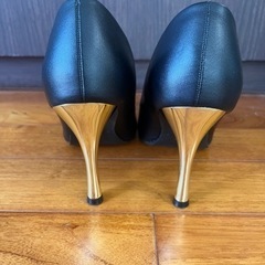 ゴールドヒール パンプス の画像