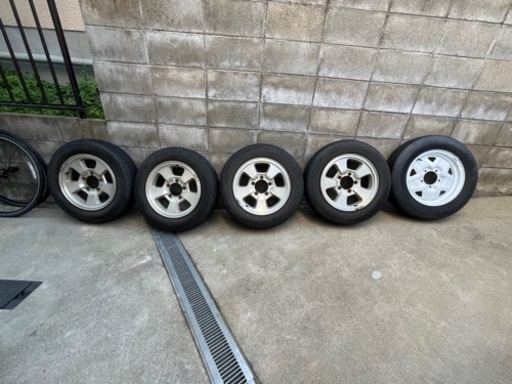 最終値下げ　ジムニー　JA22 純正アルミホイール、タイヤセット、タイヤ18年溝残りあり　スベアタイヤ付き ストア 最終値下げ ジムニー JA22 純正アルミホイール、タイヤセット