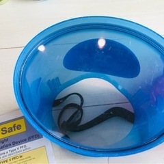 バケツ型水中めがね,ライフジャケット2つと水中観察用メガネの画像