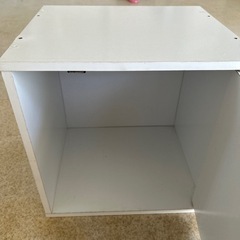 1個のカラーボックスの画像