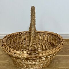 籐のカゴ（持ち手付）の画像