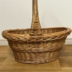 籐のカゴ（持ち手付）の画像