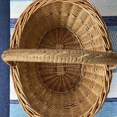 籐のカゴ（持ち手付）の画像