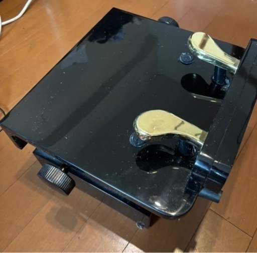 ピアノ　足、ペダル台