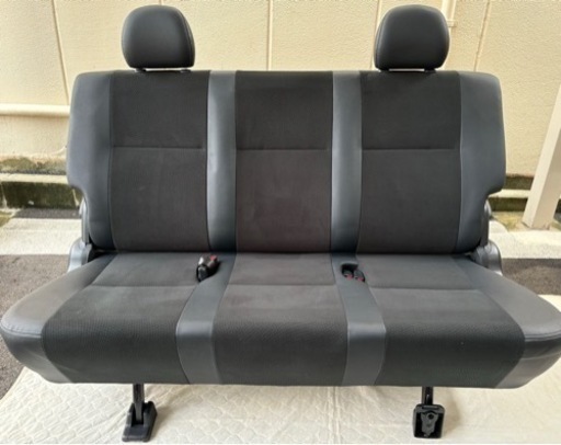 ハイエース　セカンドシート　ヘッドレスト付き