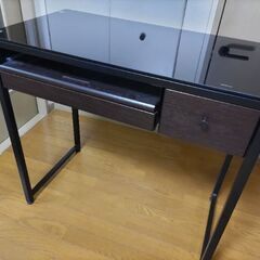 ガラス天板のデスク