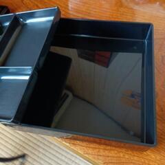 弁当箱　蓋つきの外枠と食材入れのトレイがセット　プラスチック製の画像