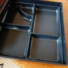 弁当箱　蓋つきの外枠と食材入れのトレイがセット　プラスチック製の画像