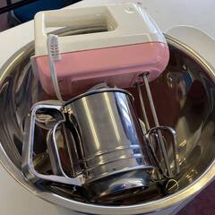 ボウル・粉ふるい・ハンドミキサー３点セットの画像