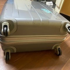 大きいキャリーケース　シルバーの画像