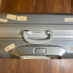 大きいキャリーケース　シルバーの画像