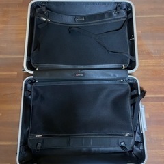 大きいキャリーケース　シルバーの画像