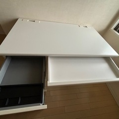 真っ白な事務用デスク　勉強机
