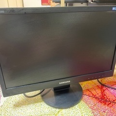 サムソン21.6インチ PCモニターとタイルカーペット