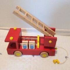 《お譲り先決定》木製　消防車の画像