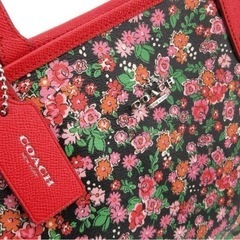 値下！コーチ美品　COACHリバーシブルトートバッグ　赤色×小花柄　A4可の画像