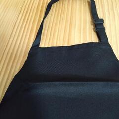 首掛けエプロン黒。調節付き。の画像