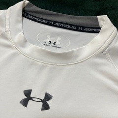 【再々値下げ！美品】アンダーアーマー　メンズＬ　半袖　UNDER ARMOUR  スポーツ白Tシャツ　の画像