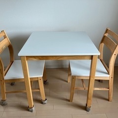 ニトリ食卓テーブル　テッサSK
(70cm)と椅子2脚　セット