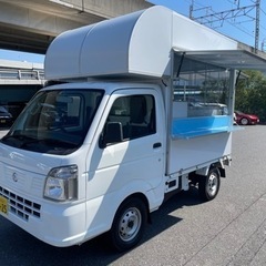 フードトラック 清掃スタッフ