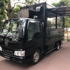 フードトラック 清掃スタッフの画像