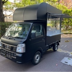 フードトラック 清掃スタッフの画像
