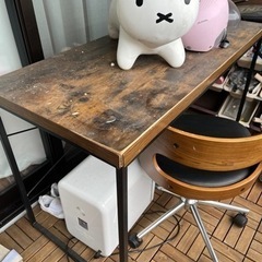 机と椅子