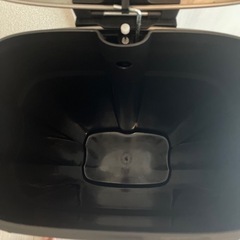 Amazonベーシック ゴミ箱 30L(30リットル) ソフトクローズ 静音 ふた付き ペダル付き スチール製 サテンニッケル おしゃれ 長方形の画像