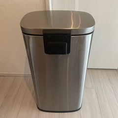 Amazonベーシック ゴミ箱 30L(30リットル) ソフトクローズ 静音 ふた付き ペダル付き スチール製 サテンニッケル おしゃれ 長方形の画像