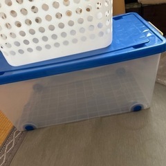 カラーボックス　樹脂製のカゴの画像