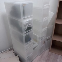 大量の衣装ケース