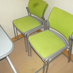 机とイス４つ。無料でお譲りします。受け渡しは、7/19(金)15:00、松山市立花です。の画像