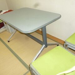 机とイス４つ。無料でお譲りします。受け渡しは、7/19(金)15:00、松山市立花です。の画像