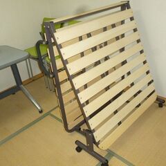 折り畳みベッド。無料でお譲りします。受け渡しは、7/19(金)15:00、松山市立花です。の画像