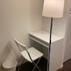 イケアのテーブル、椅子、ゴミ箱