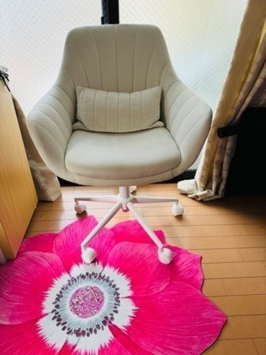 ほぼ新品の椅子　(組み立てのときにつくってしまった小さい穴あり) まだ二回くらいしか座ってないです。