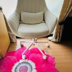 ほぼ新品の椅子　(組み立てのときにつくってしまった小さい穴あり)...
