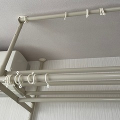 突っ張り式　洋服ハンガーカバン等も置く事可能
　　の画像