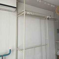 突っ張り式　洋服ハンガーカバン等も置く事可能
　　の画像