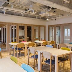 【★急募★】週1～2日／1日4時間程度のお仕事です。子育て中の方でもOK !　カフェ・COLORS　お客様対応の画像