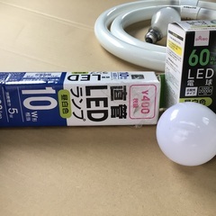 電球とテレビリモコンの集合体です。の画像