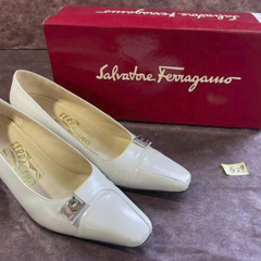 G29P Salvatore Ferragamo パンプス 白 ...