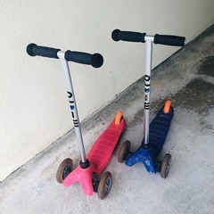 mini m-cro キックボード ピンクとブルーのセットの画像