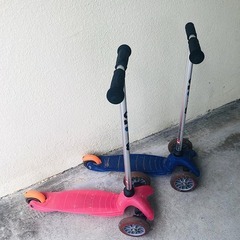 mini m-cro キックボード ピンクとブルーのセットの画像