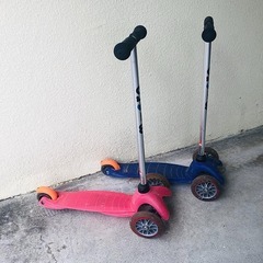 mini m-cro キックボード ピンクとブルーのセットの画像
