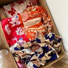 古い着物の端切れです 正絹、人絹、化繊、綿、絣など 着物を解いた...
