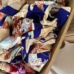 古い着物の端切れです 正絹、人絹、化繊、綿、絣など 着物を解いたものいっぱい!
の画像